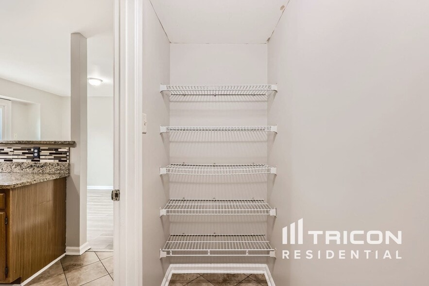 Building Photo - 3326 Midland Ct
