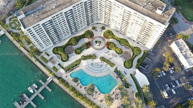 Building Photo - 1500 Bay Dr E