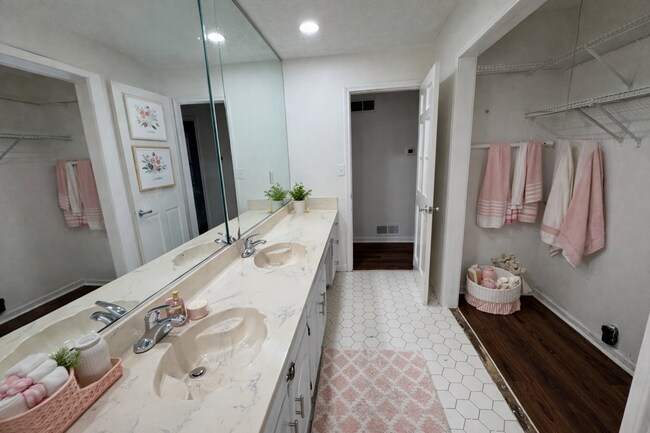 Building Photo - Charming 3 bedroom, 2 bathroom Ranch-Style Home