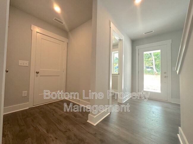Building Photo - 2931 Burgess Dr