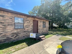 Building Photo - Great 2 Bedroom Home in Fort Walton Beach!