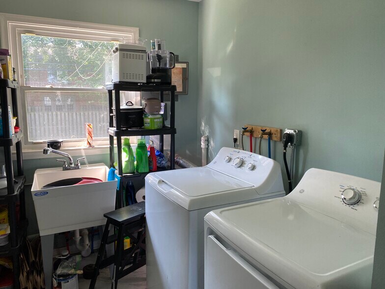 Laundry room - 528 E Cambourne St