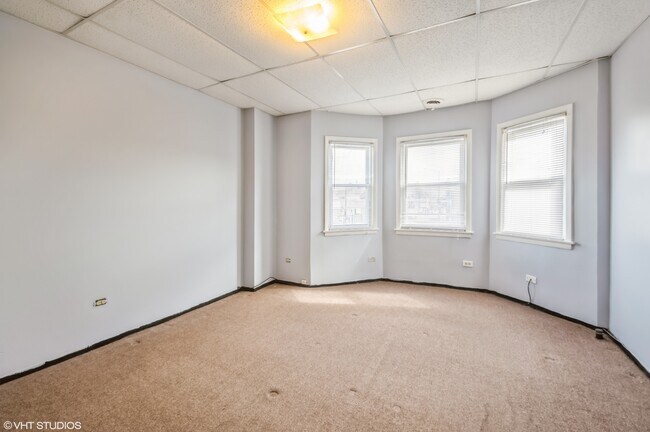 Building Photo - 4119 W Montrose Ave