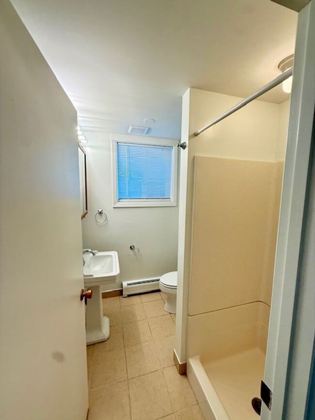 Building Photo - 2 Bedroom 1 Bathroom Apartment