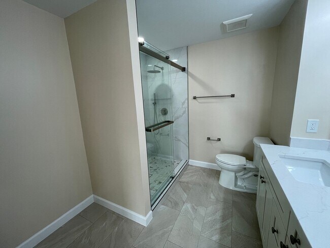 Building Photo - Elegant And Spacious 3 Bed 3.5 Bath Townhome In Vibrant Loudon Parkway Center