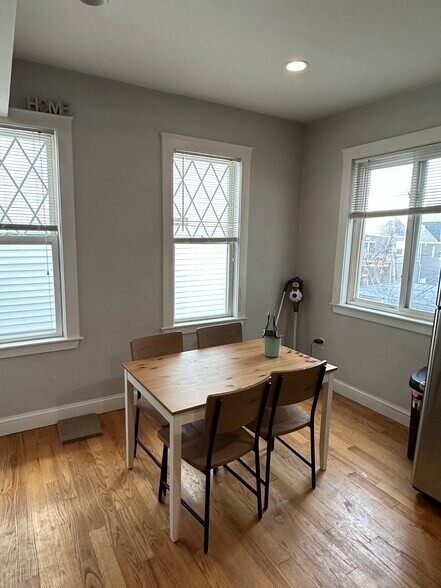 Building Photo - 194 Marion St