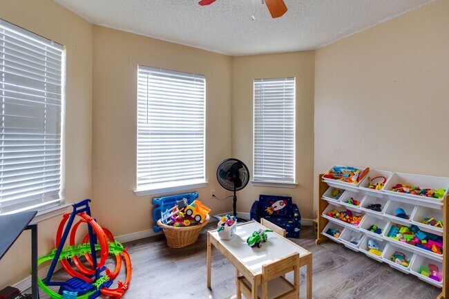 Building Photo - 3 Bedroom in Navarre!!!