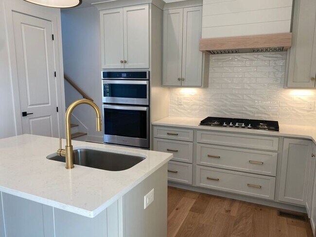 Building Photo - Luxury 4 Bed 3 Bath - 4 Minutes from Downt...