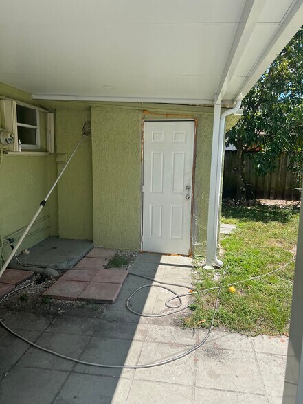 Building Photo - 1400 N 70th Way