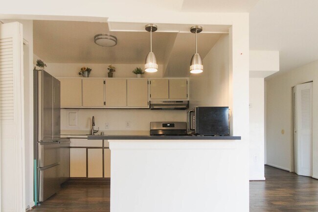 Building Photo - Beautiful top-level 1 bedroom, 1 bathroom condo in Alexandria City