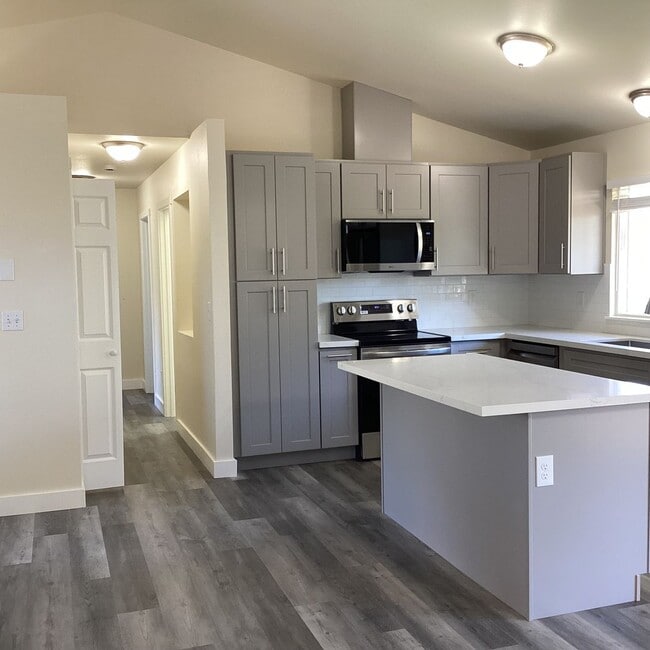 Building Photo - Updated 4 bedroom in The Desirable Merrill...