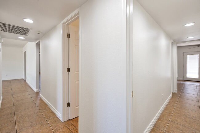 Building Photo - Charming South Scottsdale Ranch  home new ...