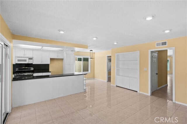 Building Photo - 18123 Delano St