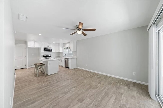 Building Photo - Riverside