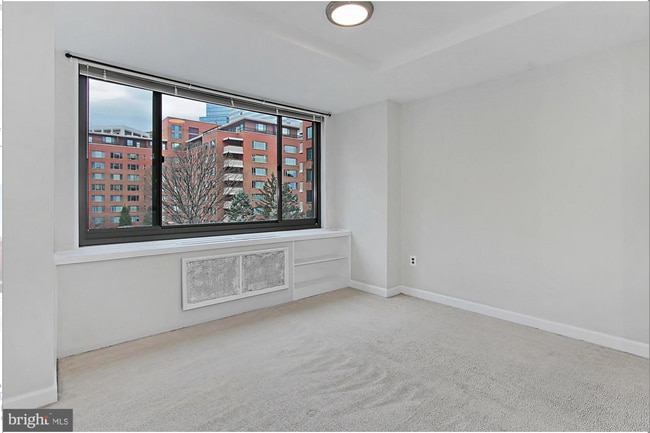 Building Photo - Charming & Spacious One Bedroom at River Place South