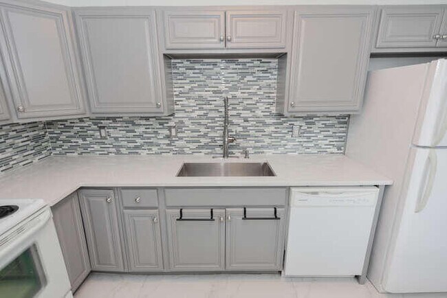 Building Photo - 1605 S US Hwy 1