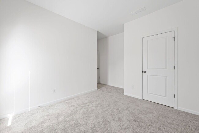 Building Photo - 2730 Harrison Dr