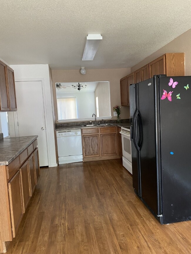 Building Photo - 3 bedroom - Brush Hollow