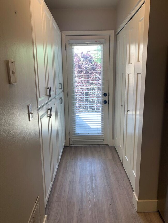 Building Photo - Two Bedroom Apartment with Living Area Loft Available!