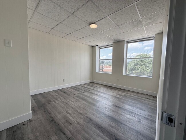 Building Photo - Updated 1BR Apt available now!