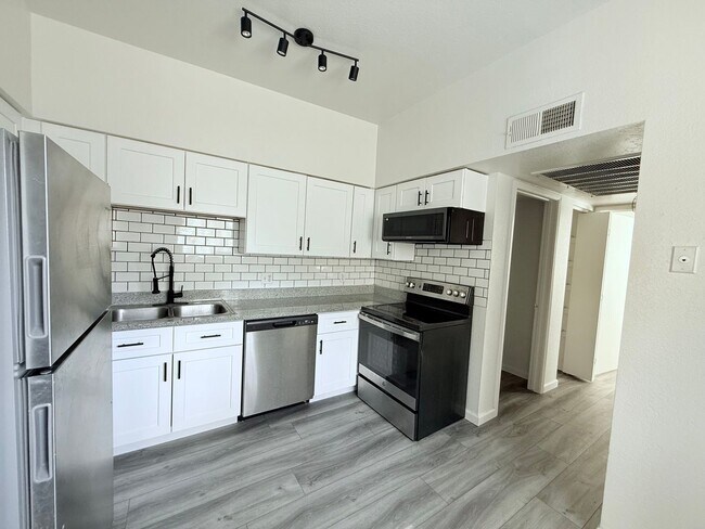 Building Photo - 1 Bedroom condo in Phoenix