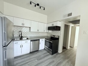 Building Photo - 1 Bedroom condo in Phoenix