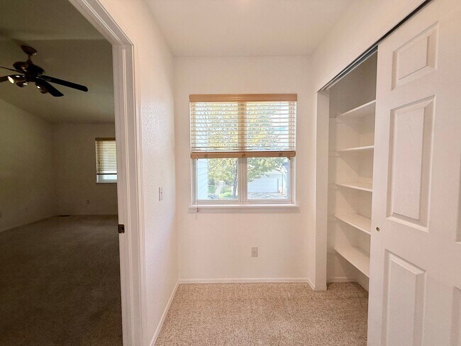 Building Photo - 537 Canyon View Dr