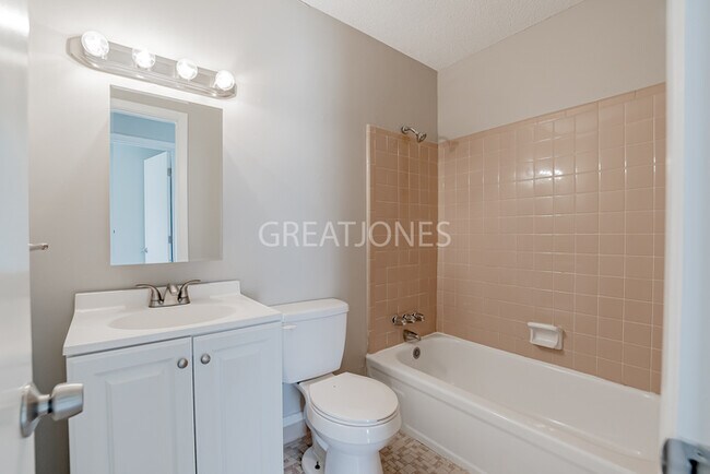 Building Photo - 968 Crestline Dr