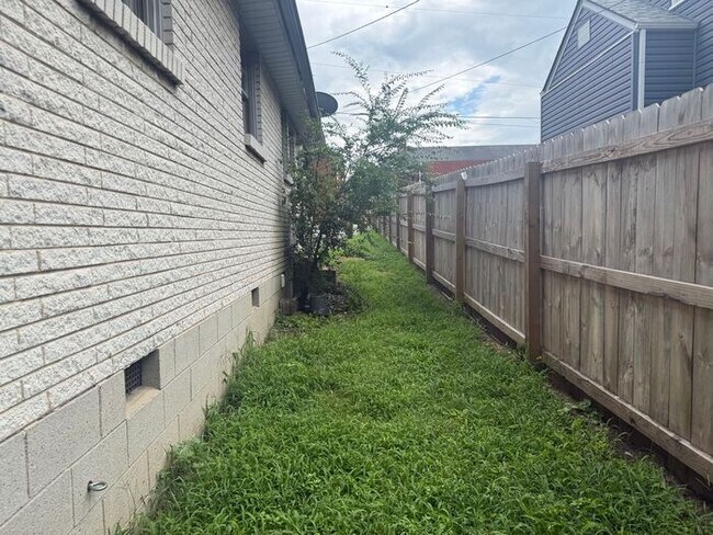 Building Photo - FOR RENT - 2 Bed Duplex in Madison! Large yard! Pets allowed!
