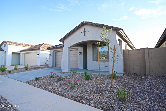 Building Photo - 1005 W Finch Dr