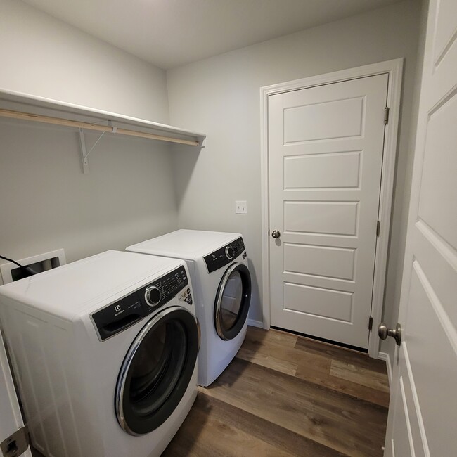 laundry - 11823 W Meadowbreeze St