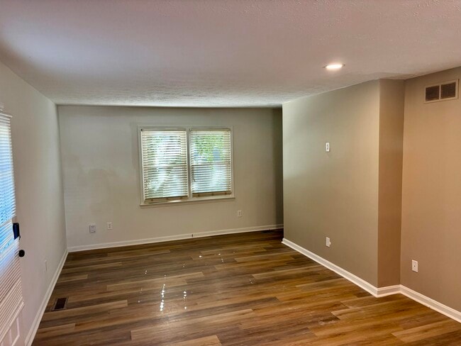Building Photo - 655 Graviss Ct