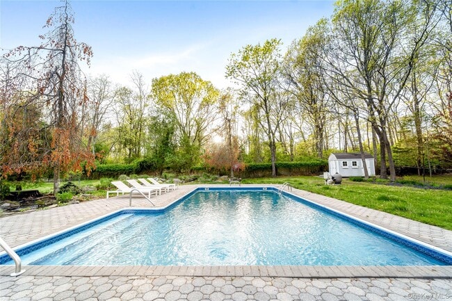 Building Photo - 212 Fairway Dr