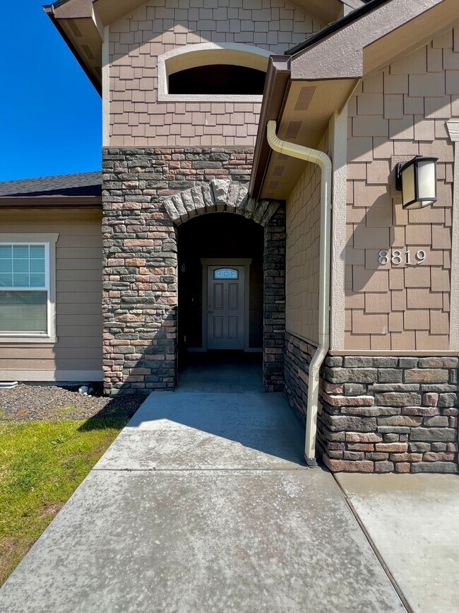 Building Photo - 8819 Kail Dr