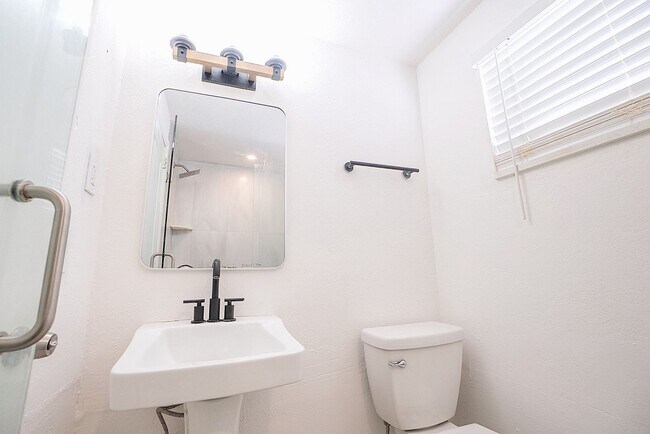 Building Photo - Charming 2 units building in Prime St. Pete Location