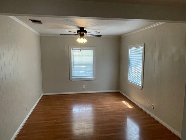 Building Photo - 2102 W Concho Ave