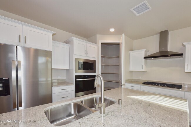 Building Photo - 705 Paseo De La Reina St