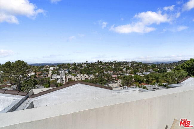 Building Photo - 738 Parkman Ave