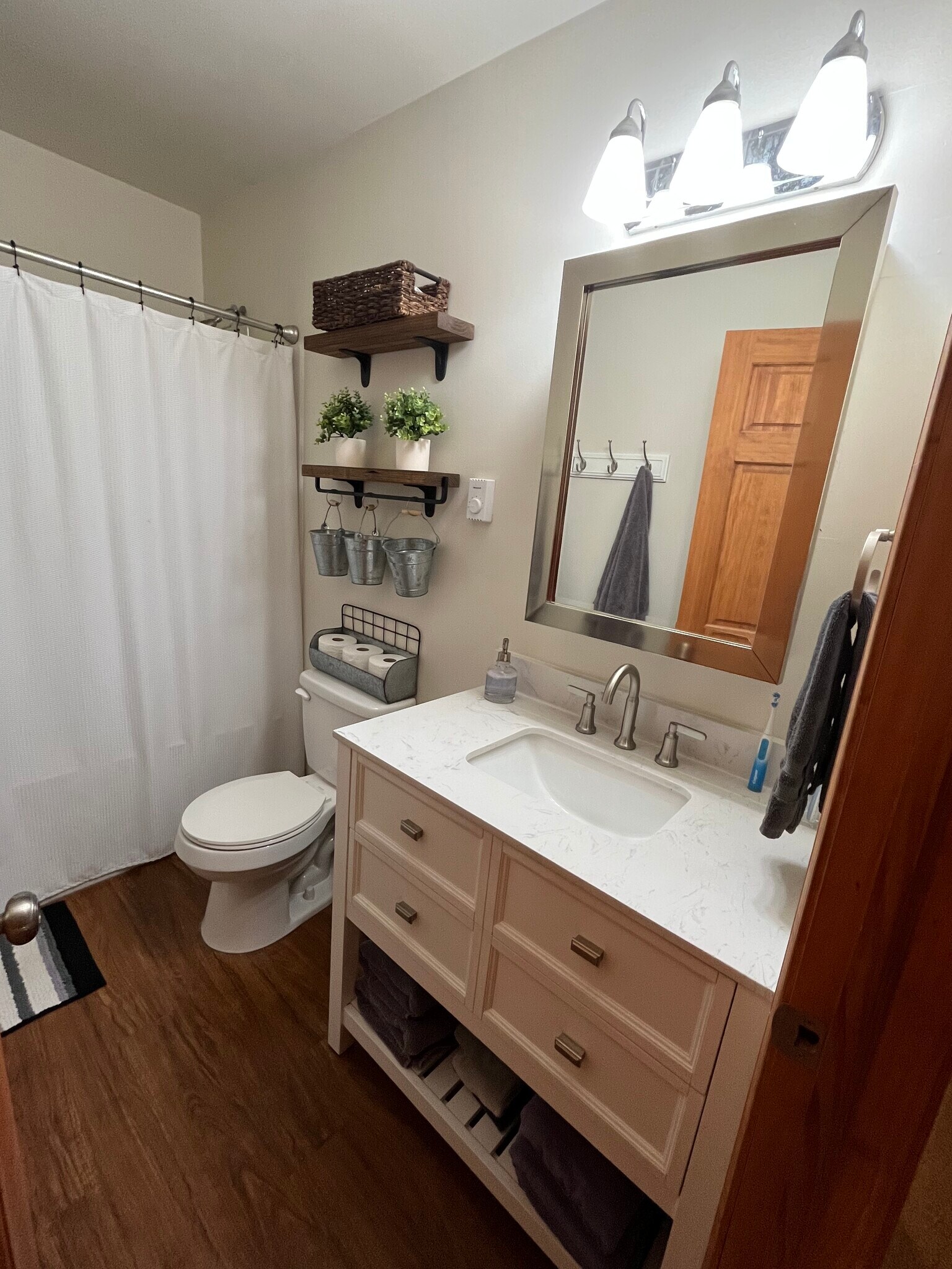 Main bathroom - 161 Piney Woods Dr