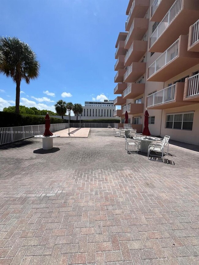 Building Photo - 2200 E Hallandale Beach Blvd