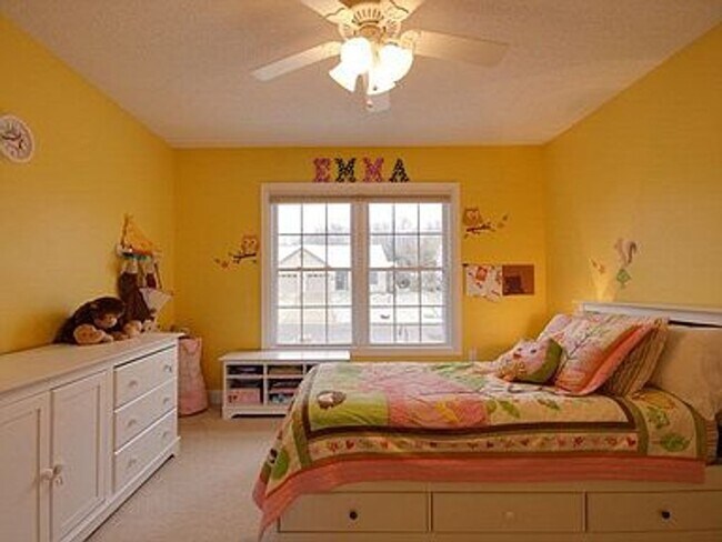 Building Photo - Spacious home with 5 bedrooms and 3 full b...