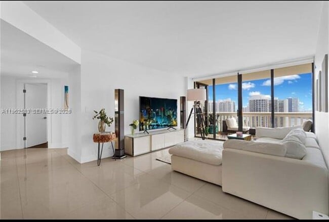 Building Photo - 1000 W Island Blvd