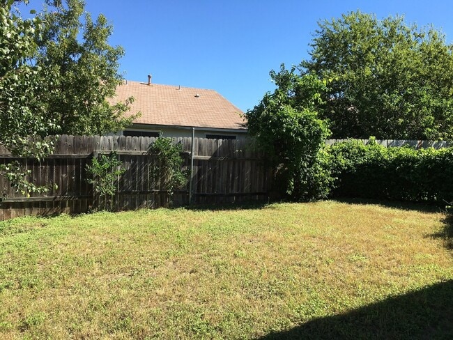 Building Photo - 1918 Gracy Farms Ln