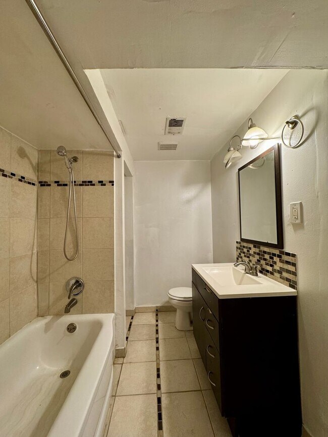 Building Photo - Charming 3 Bedroom/2 Bathroom in Essex, MD!