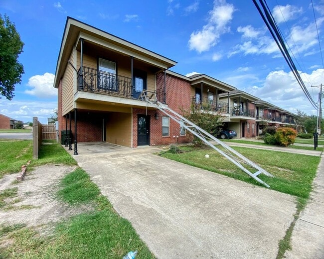 Building Photo - 2-Bed, 2.5-Bath Townhouse Near McNeese State University!!