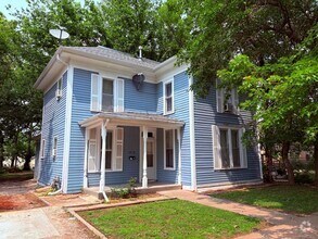 Building Photo - Charming 5-Bed Home Near Campus with Updat...