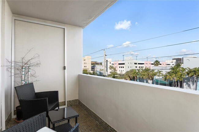 Building Photo - 9440 W Bay Harbor Dr