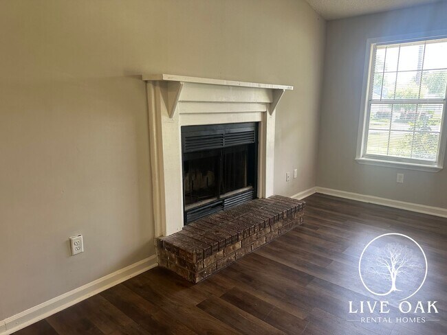 Building Photo - MOVE IN SPECIAL: $500 OFF 1ST MONTH'S RENT!**