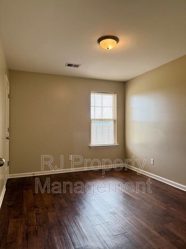 Building Photo - 5520 Kaitlyn Dr E