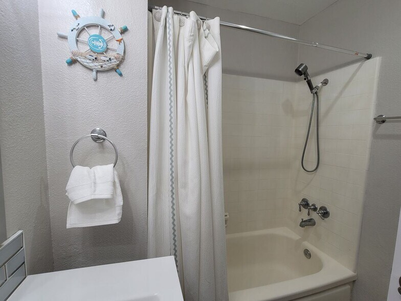 Building Photo - 1021 Scott St